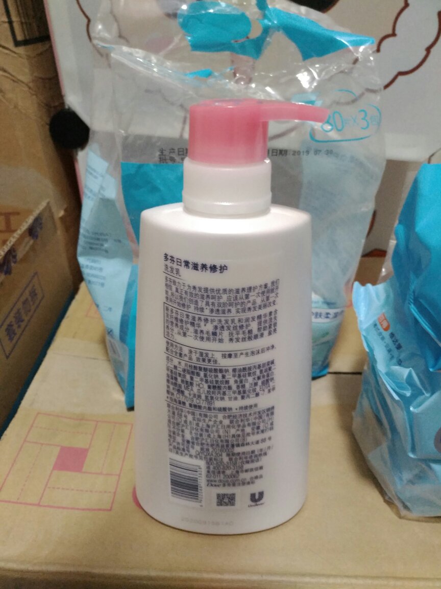 买洗发水送的,下单时很隐蔽,我也是偶然发现买洗发水竟然还送雨伞和毛巾。买了二瓶多芬洗发水送的。雨伞?质量看上去不错,放着还没有用,感觉很结实,耐用性就无法判断,送的东西别要求太高。
