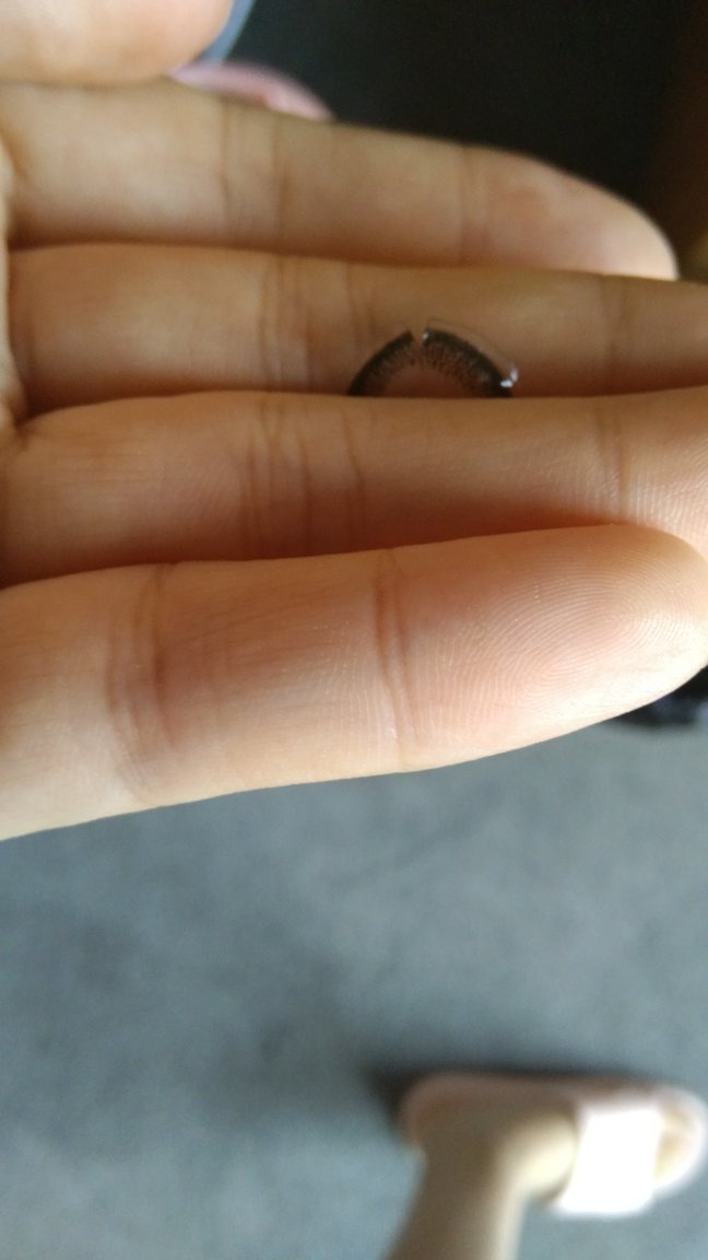 带了好几年的隐形眼镜第一次这么差的,还半年呢,就带了二次就破了,哎!差啊