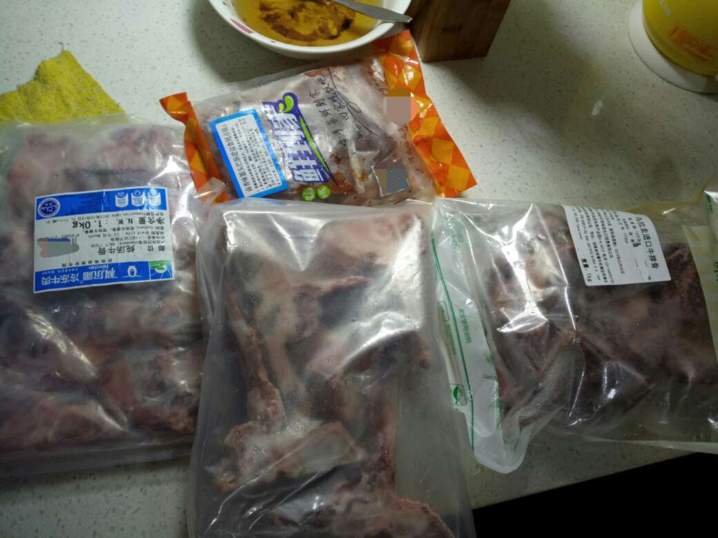 每年一到这个季节就会经常熬骨头汤,还没有供暖,天干物燥的 正是喝汤的时候,以前都是买猪骨 鸡熬汤,自从无意间在上买过一次牛骨就爱上了牛骨汤,现在看到合适的就会买,这次还特意买了3款不同的牛骨,想比较下更喜欢哪种!!!这个也是凑单时买过,个人比较喜欢,有调料包,筋头巴脑的很好吃,牛肉味道浓郁,就是有1公斤装的就更好了,这个不怎么够吃,所以这次买了2份!!以前不怎么吃牛肉,在买过牛肉后就喜欢上了,现在冰箱里都是牛肉,都看不到猪肉的影子啦!