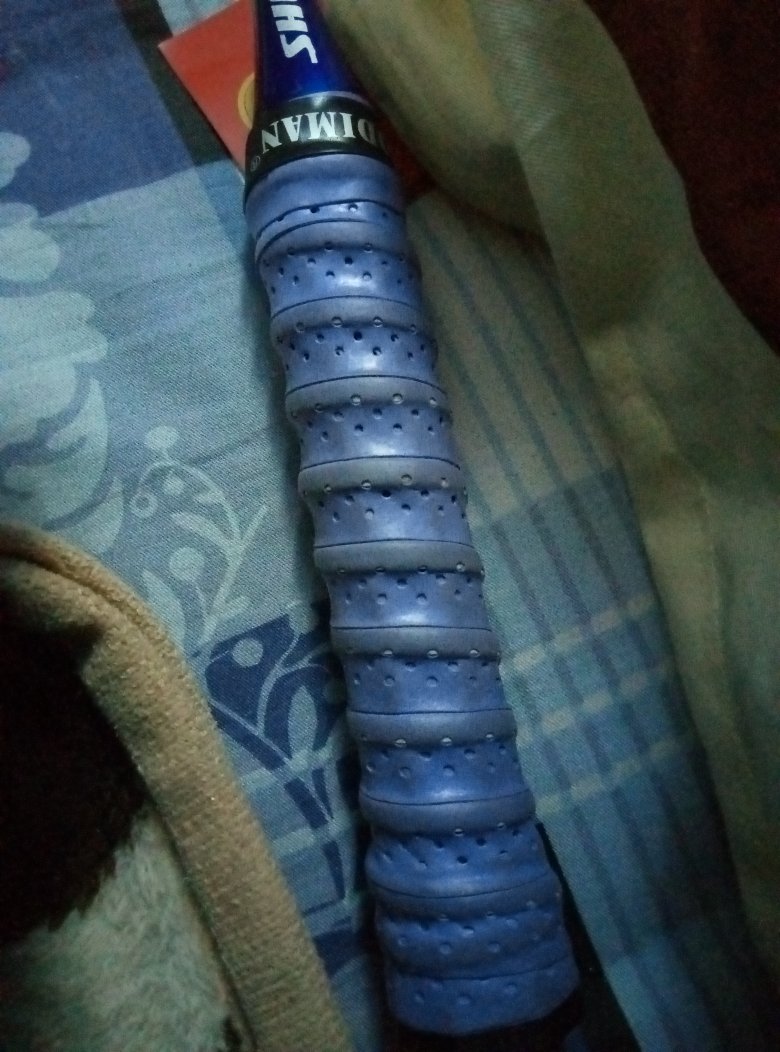 非常好的一个嗯羽毛球拍的那个握的东西用起来非常的好,防滑。