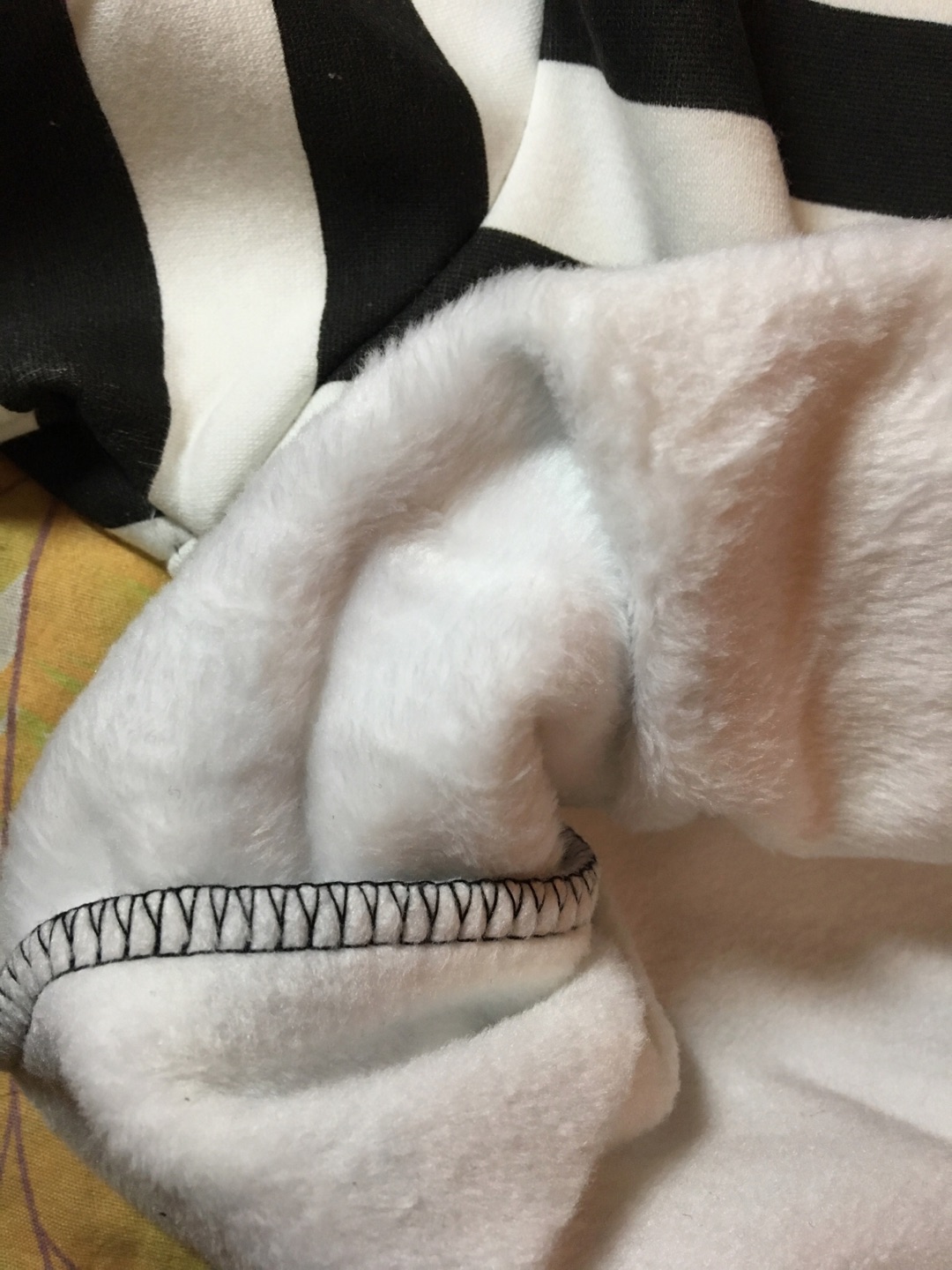 衣服里面是一层很厚的绒,保暖性不错。