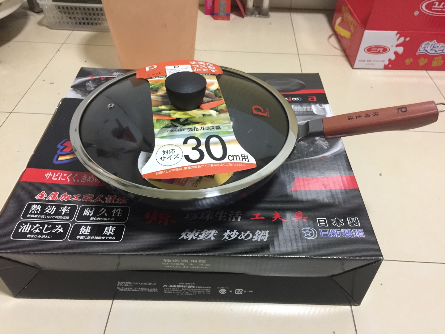 用了一阵了,锅好用,传热快,炒菜香,适合女性用。只是不知是不是发错货了,介绍重量是1.37公斤,实际只有1.09公斤,比1.2MM厚的锅还要轻,想对照型号,整个锅都找不到,希望能有个说法。
