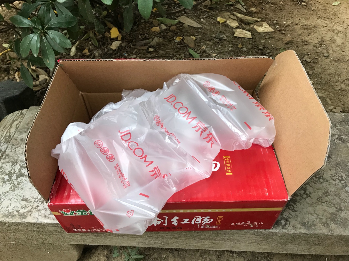 发货速度快,第二天就收到了,我只买了两袋,用这么大的纸箱来装,所以面条包装完好无损,赞一个!