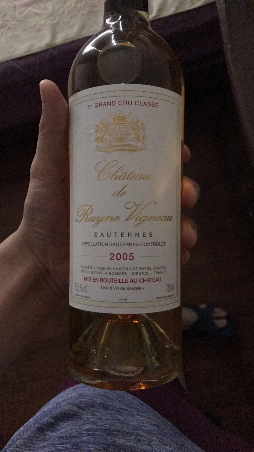 物流一如继往的快。包装严密,没有任何漏液、顶塞的情况。酒体颜色呈金黄色,很有年份感。还没有打开,先稳定老天再喝。好评!希望是正品。