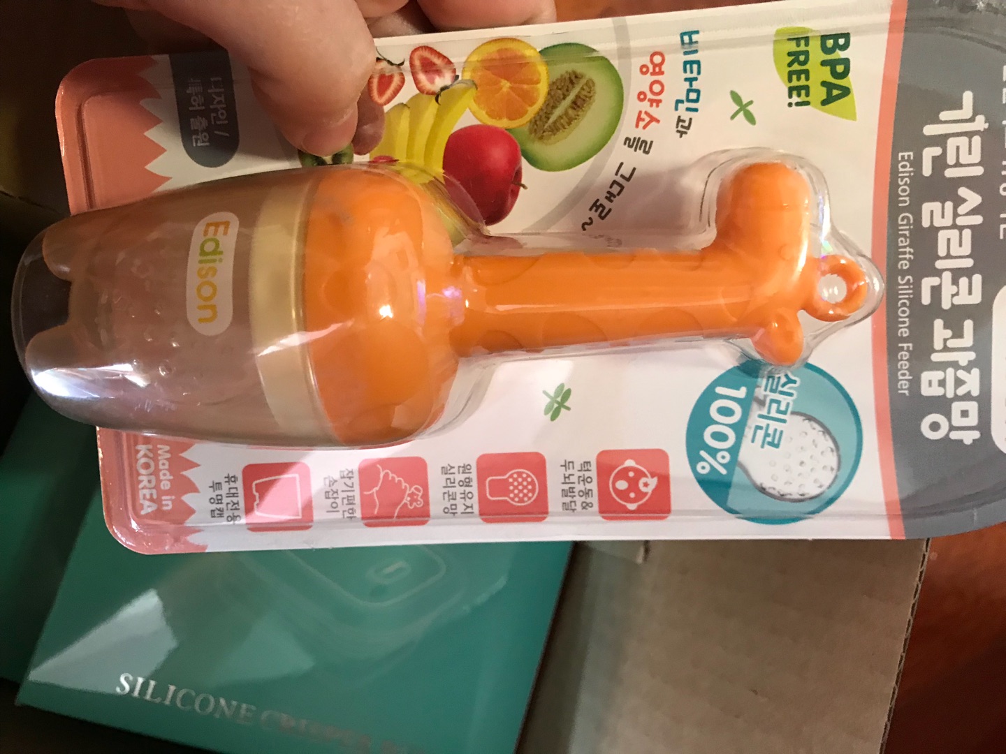 包装很精致,打对折很划算,小的准备以后带出去给宝宝放咬胶之类的东西,大的太重了,带出去拎不动,460ml的还可以,咬咬乐马上娃要6个月可以给她用了,双十一没买,正好赶上双十二,好划算