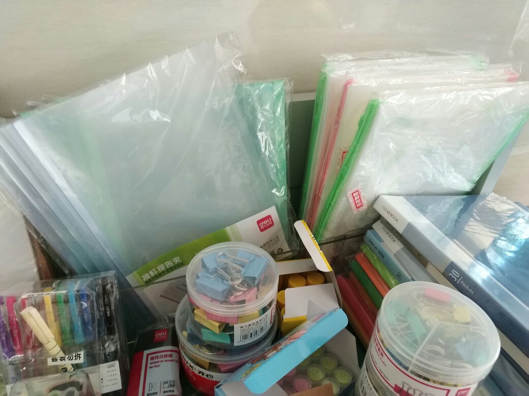 装前两个的时候弄伤手了,边有点锋利,后面顺了还好。一次性买了很多东西,基本还是很满意的,双十一各种互动,其实平时也没买过,也不知道价格,但应该还好吧,只是有一点,发票开明细的确很麻烦,而且物品顺序跟清单顺序是不一样的,另外还有就是发票金额问题,付款优惠的没算到发票里,这个倒也没关系,那清单里显示出来呀,但清单又没显示,弄得发票跟清单金额都是不对的,算起了很麻烦,另外就是发票丢失问题,买了二三十单,但丢了两单的发票,弄得报销很麻烦,另外在咨询客服的时候,每次换客服又要重新反馈问题,弄得一个问题要重新说三四次才能有人解决。