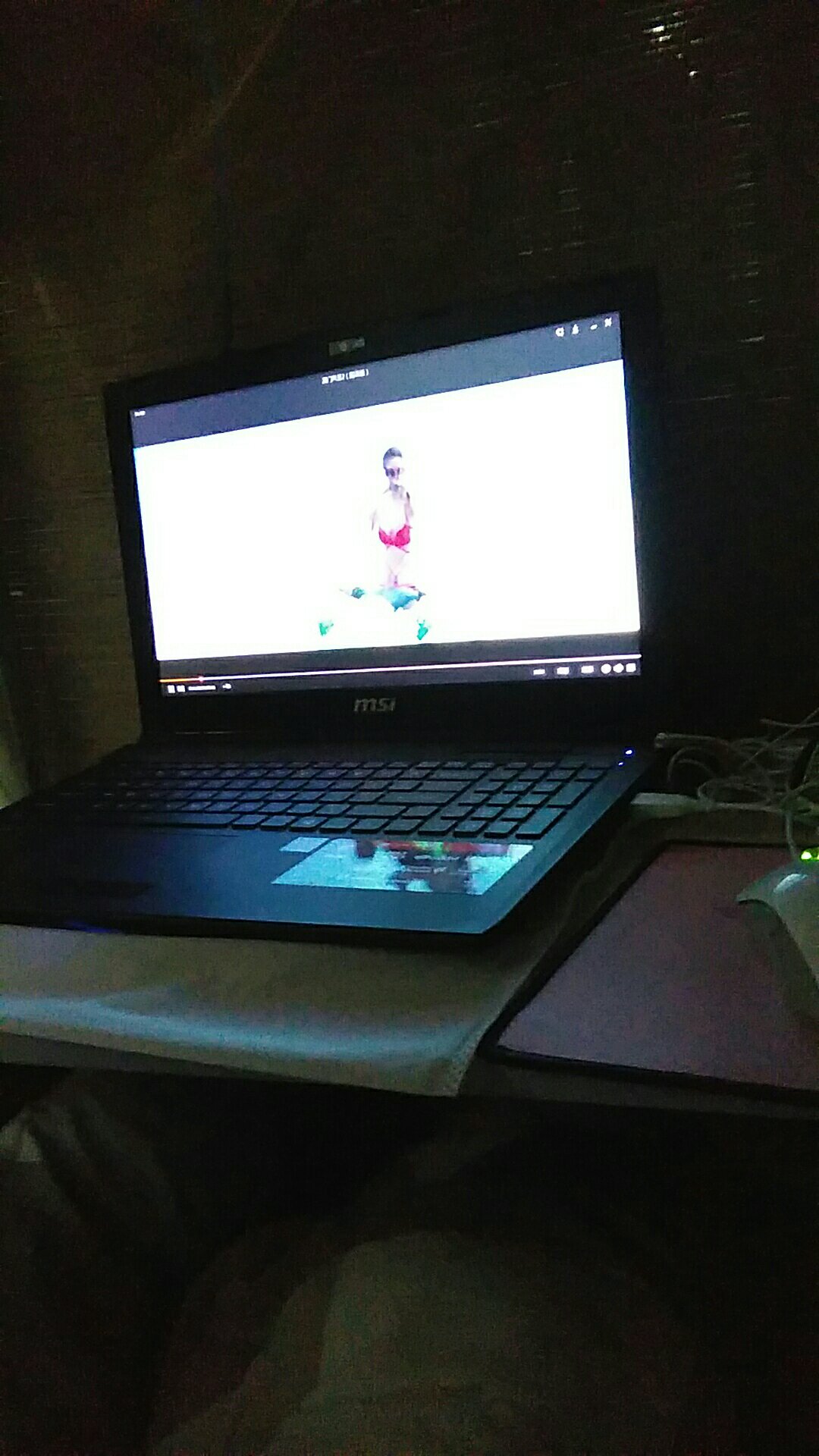 说真的很不错,键盘感觉不错。缺点就是什么都要自己安装,包括视频驱动。电池电量一般