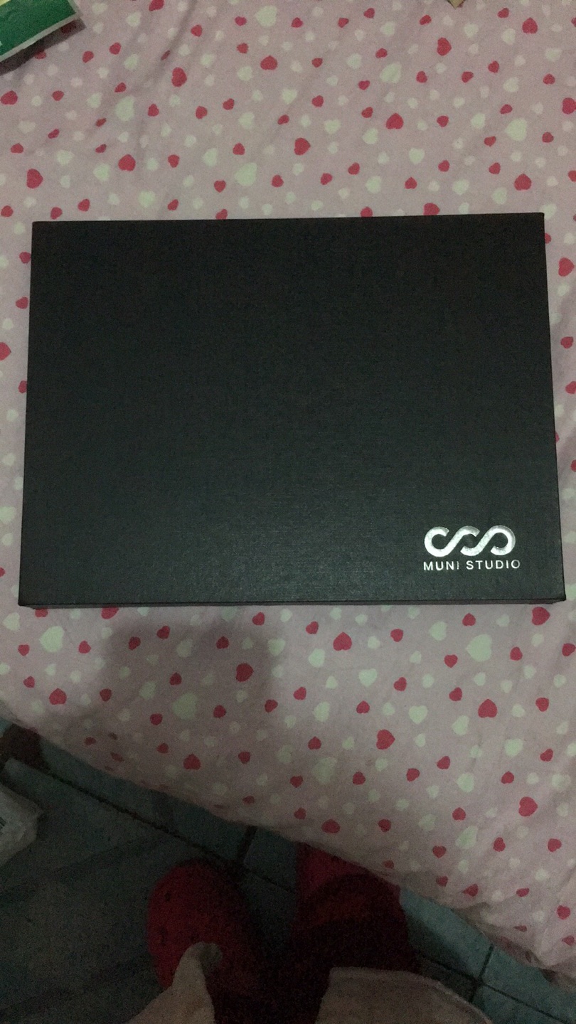 围脖手感柔软细腻,很上档次,非常不错,值得购买。