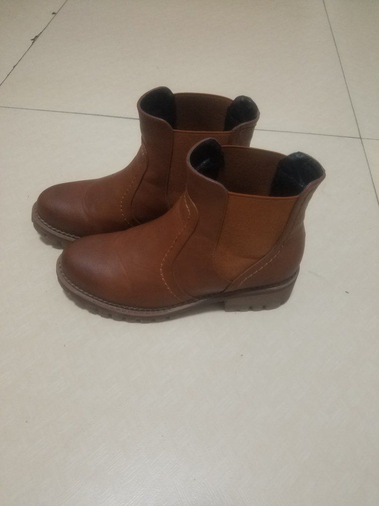 这双鞋让我非常郁闷,第一鞋里掉毛,看看袜子沾的黑毛,这照片不是第一天拍的,第一天袜子上更多,当时感觉算了,穿不到一个星期,鞋子个脚,脚心都磨破了,我可是*元买的鞋,,不是其他平台*买的,鞋子和照片也不有区别,真是忍无可忍