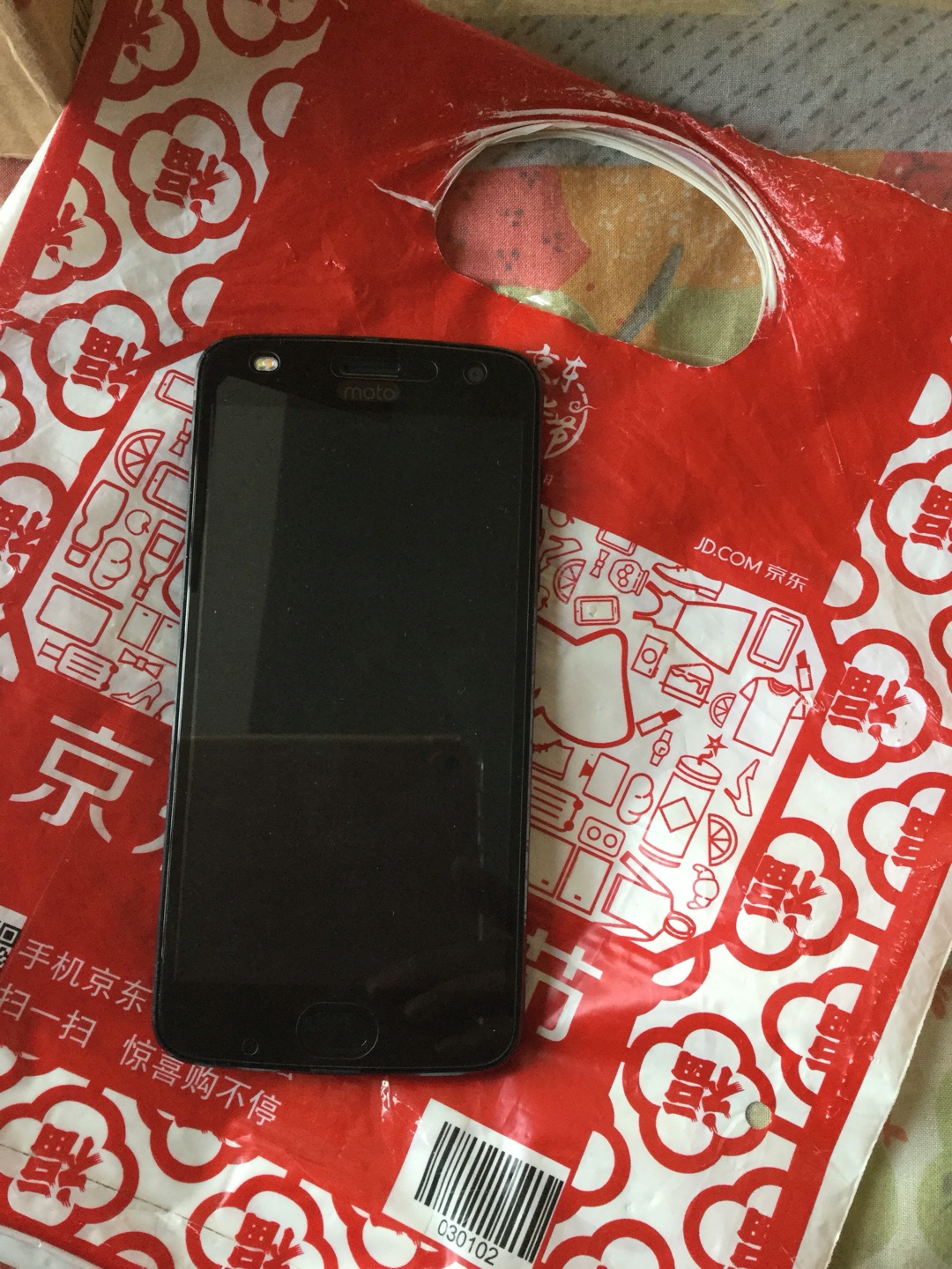 终于选择在双十一入手了,的送货速度就是快(楼下就是配送点,*大部分还在路上)摩托手机一如既往的手感很好,还有那个熟悉的hellomoto铃声,处理器虽然是626但是软件相应速度都比较快跟水果5差不多有些甚至更快,微信双开功能比较实用,支持快充基本一个小时多点就能充满,用起来也非常省电,送的摩电模块可以从容的出门可以尽情的玩缺点首先就是没有随机送钢化膜,手机到货后没贴膜一直不敢用,手机性价比确实不高买的都是情怀,zuk的桌面不习惯没有以前G2那种纯净系统好用