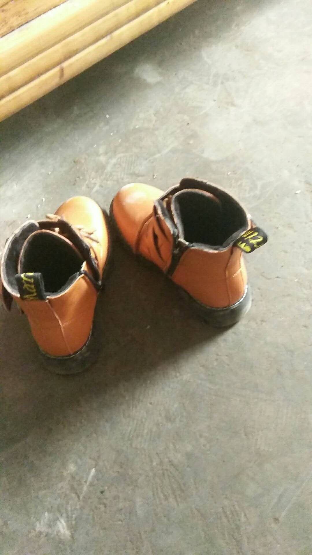 鞋子不错,就是码数参数偏大,供应商服务很好,款式好看
