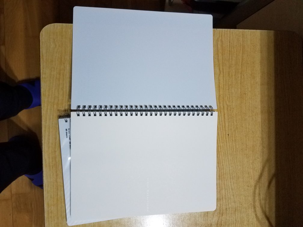 装订铁圈有点大,好处是翻页顺利。8mm的行距感觉有点大了,平时习惯使用7mm的本子。