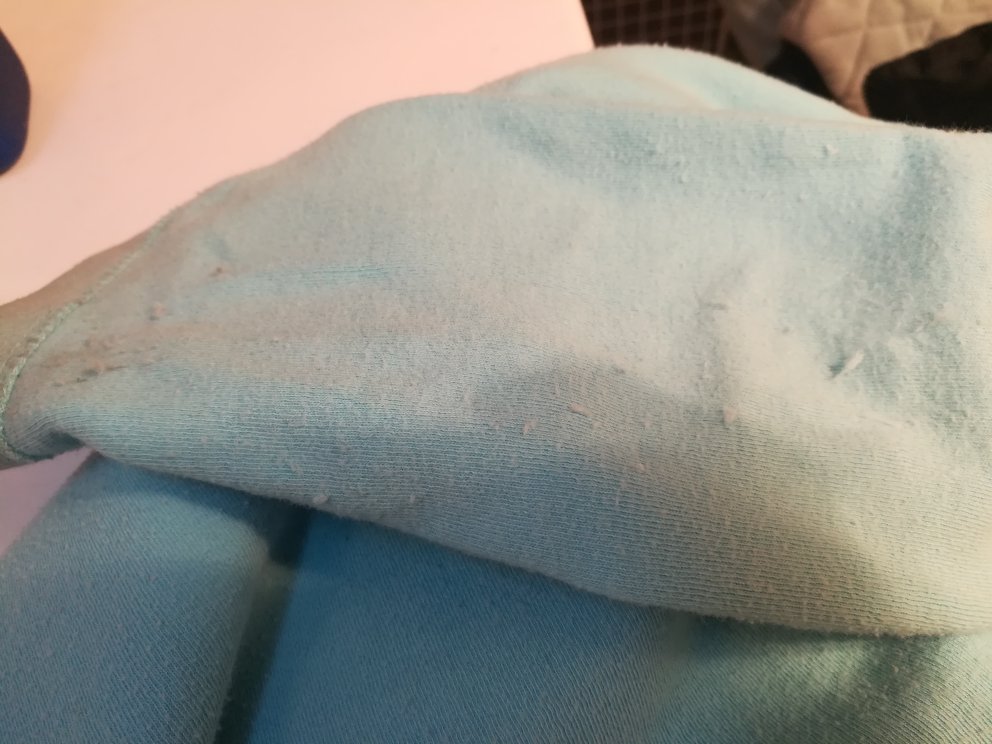 两年前买了俞兆林全棉内衣,挺好,厚实。原货下架了。现在再来买了这个,绝对是粘纤粘的一堆烂东西,随便一挫,就能挫出一团一团的絮絮,如图中照片1.4.3。