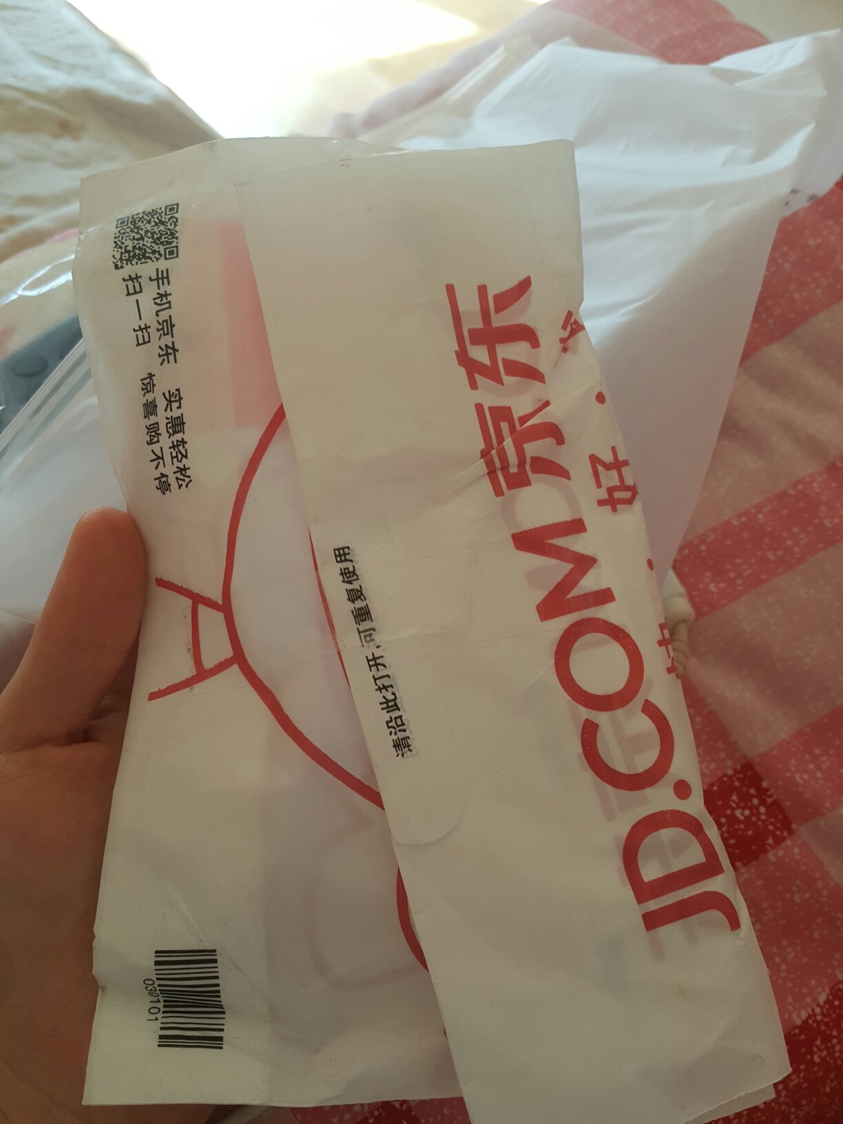 这个包装连个盒都没有真是太差劲了!!!就这样还要运费要脸么!!!摔断了算谁的!!越来越差劲了