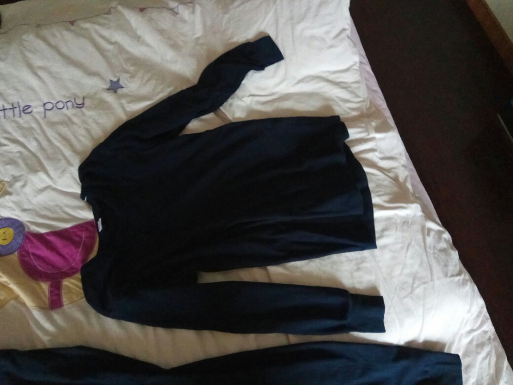 送货很快,试穿了一下,很舒服,衣料不错,式样也好看,性价比高,很满意的一次网购。