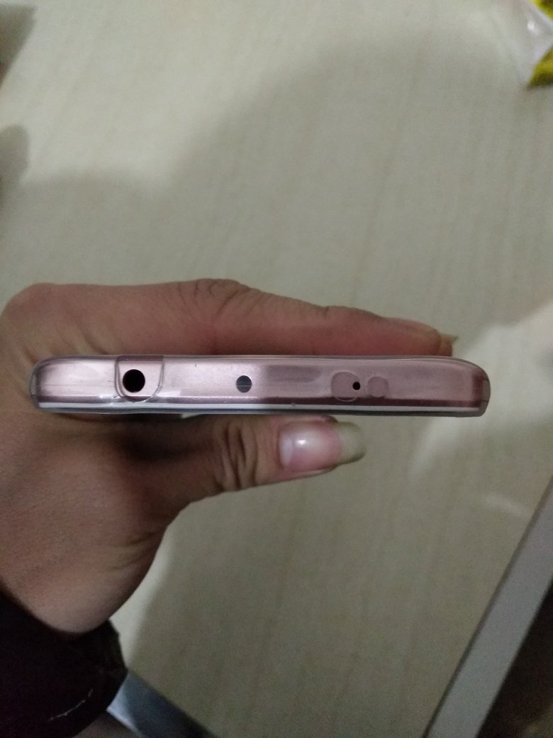 配送的手机套跟钢化膜都不符。