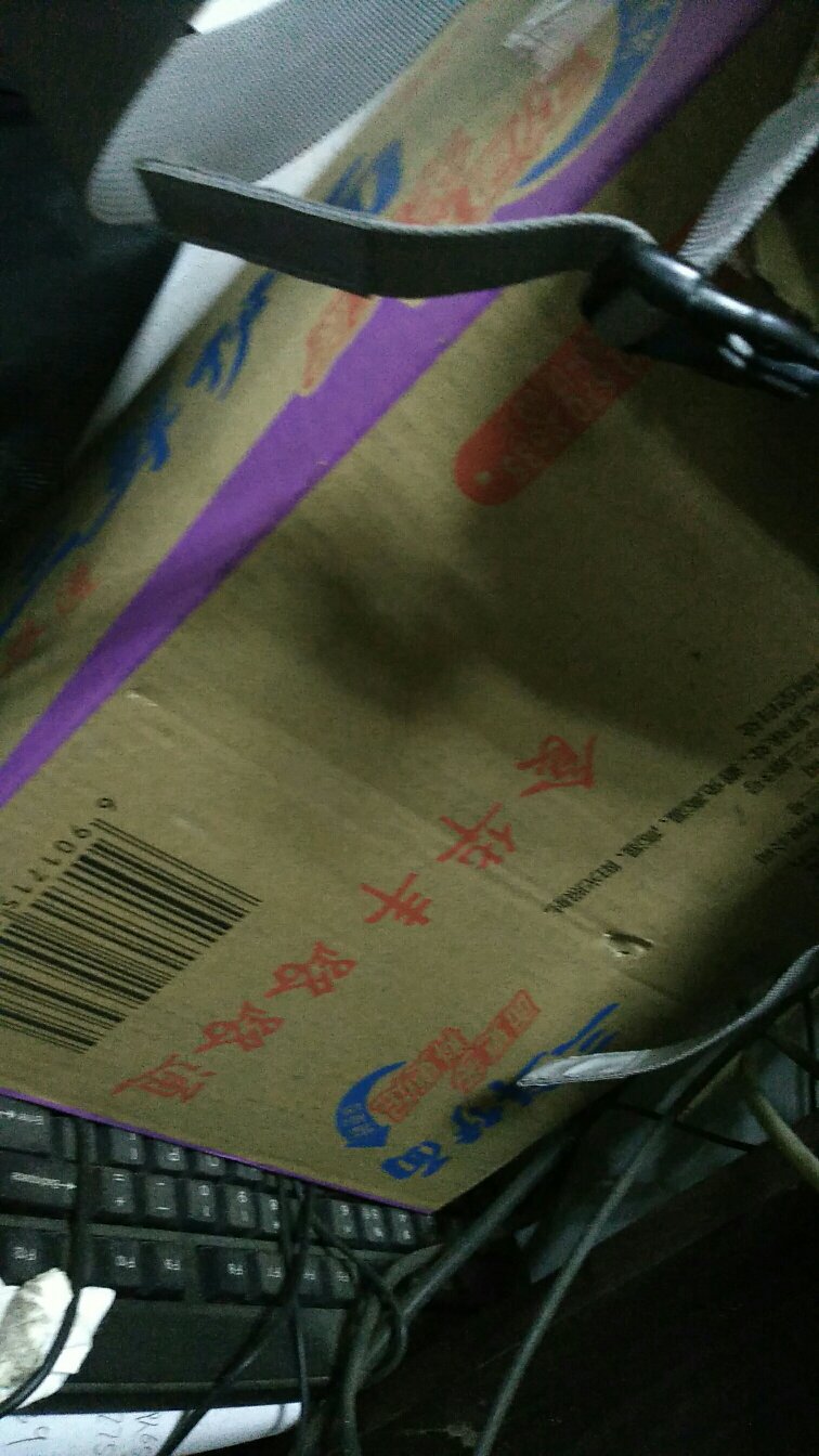服务非常好,快递小哥给力,很快就送货上门了
