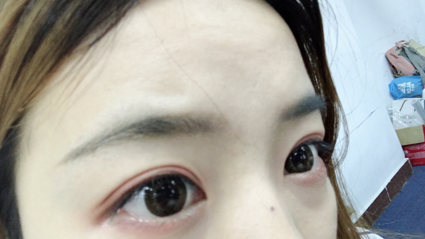 很自然,不说同事说没看出来戴了美瞳。很好看。