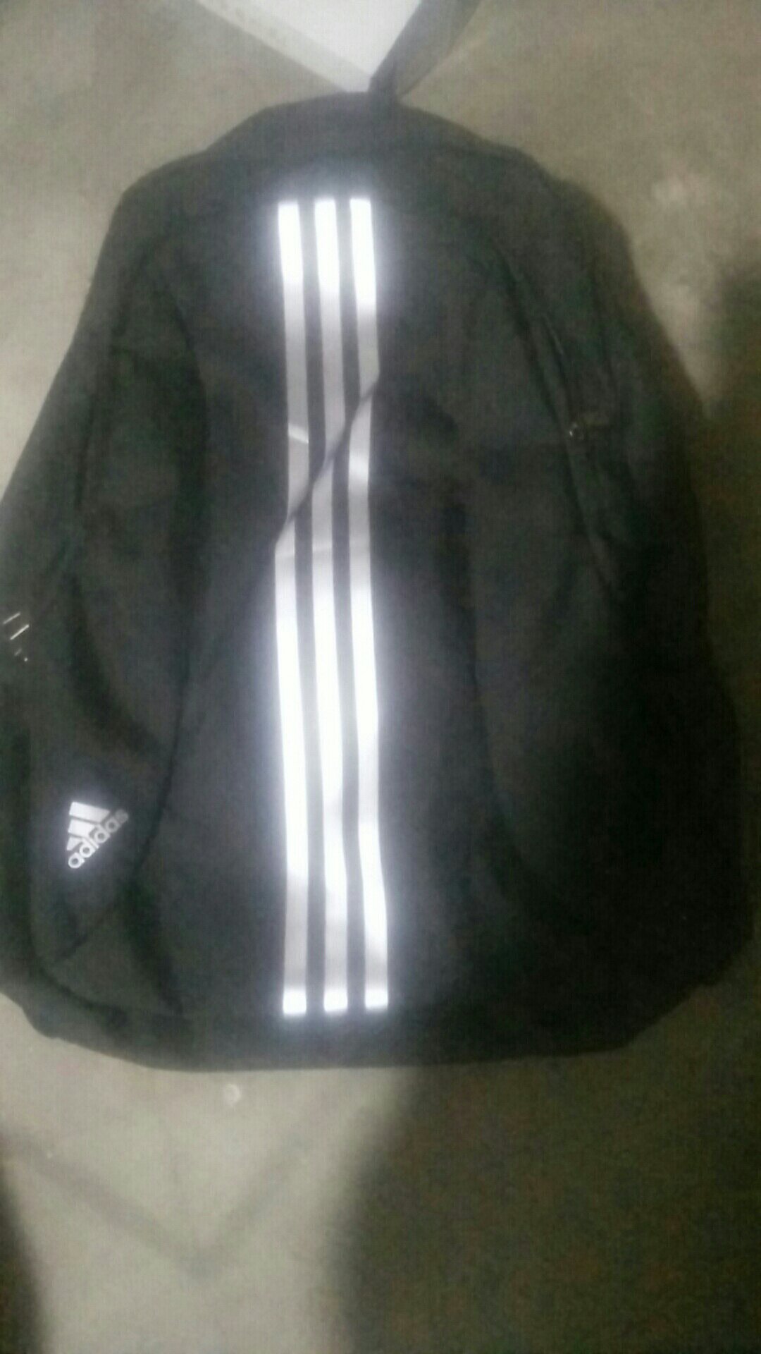 书包是挺好看的,就是不知道挡不挡雨