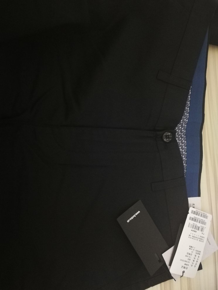 虎都的裤子还是不错的,商城的售后服务也是很给力的,换了一次货,又快又好,还是免费的。