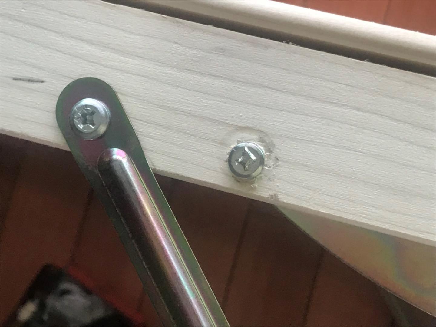 前天到,有一根金属连杆弯了,有一个螺丝帽不可旋。其余还好。打开后有点摇晃,必须把所有的螺丝重新锁紧才能牢靠。需要大赞的是快递直接配送到六楼,很辛苦!谢谢了!