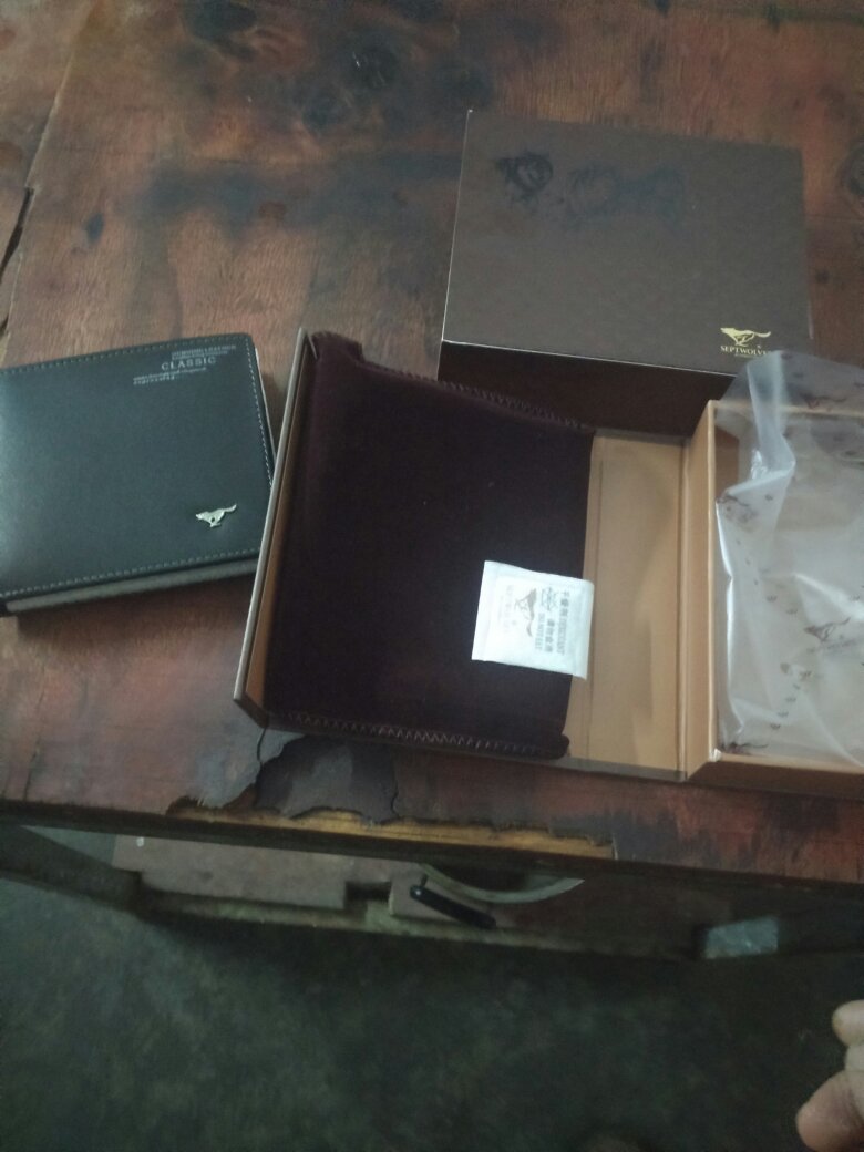 七匹狼钱包做工好,价格实惠,送货快。