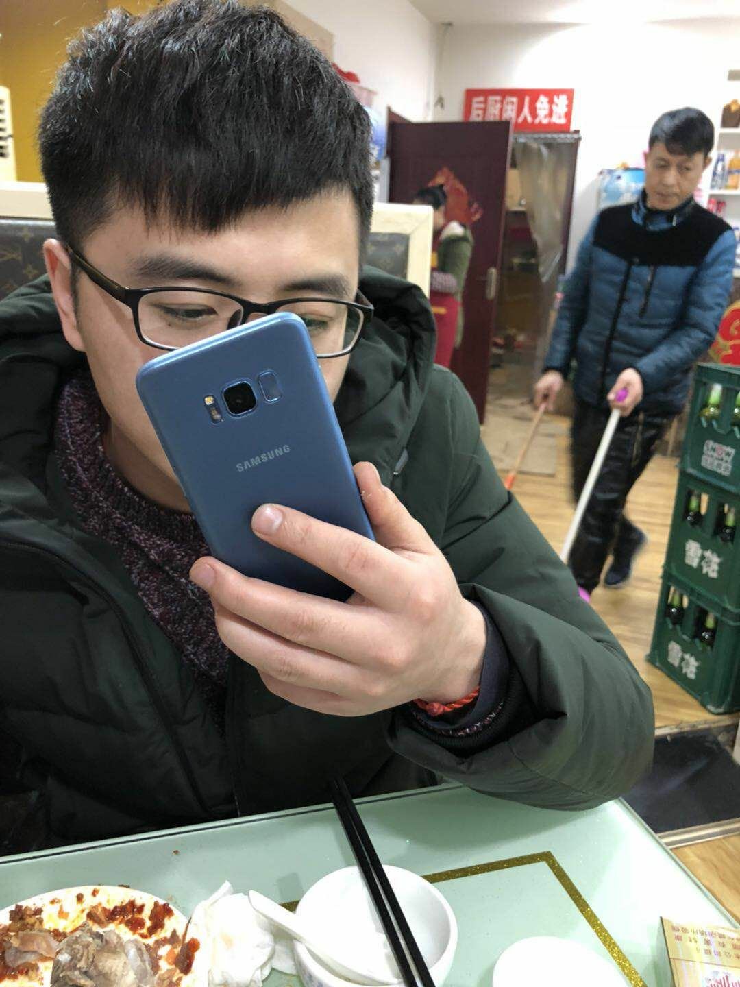 很好的手机壳,超级薄 贴合效果也非常的好。很喜欢。。总算不用裸奔壳。快递必须的快。给我送了几年的快递员了。