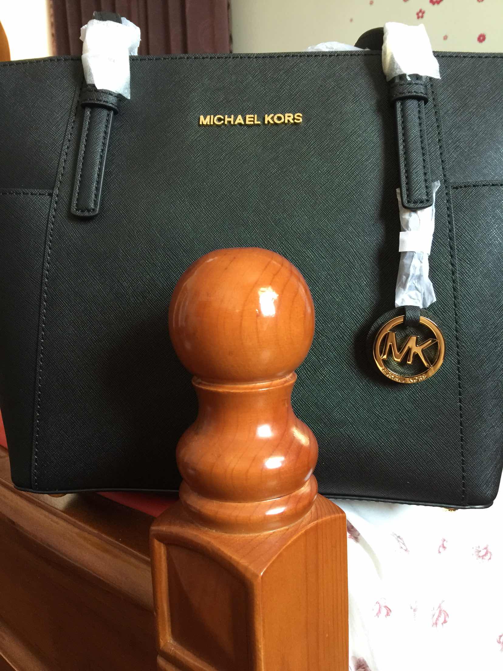 不错,网上查看了所有Mk 包的分别真假,是正品,以后要是再买Mk的东东就到,比实体店便宜好多,也没有别人说的金属刮花啊什么的。