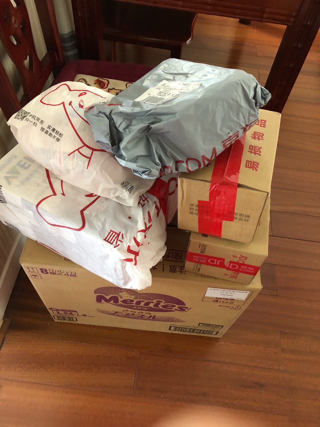看近处不清楚远处清楚,取下来看镜面好像不是光滑的而且极容易粘粘