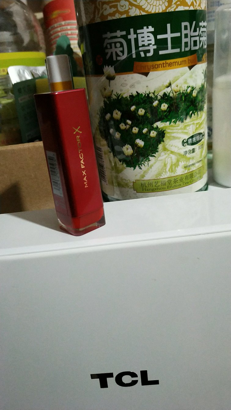颜色很好看,用完嘴唇不干,挺好的,第二次购买了。