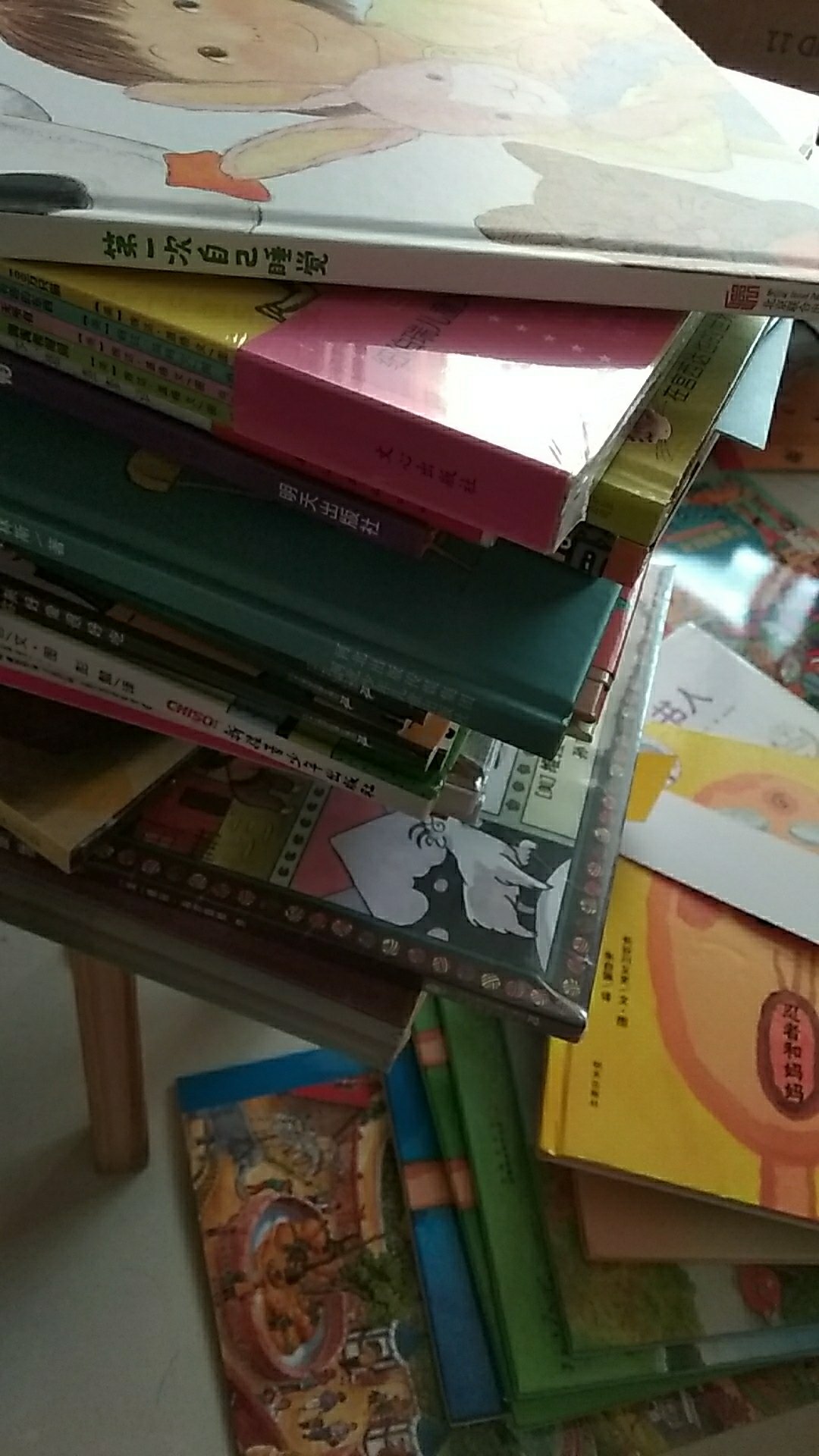 刚拆封就来评价了,这次买了很多孩子也爱看,总体来说质量都很不错,包装大部分都很好,也有几本书塑封皮被拆了强迫症心里有点不舒服,但是也不影响还是新的。总体都满意,尤其觉得快递员服务是不错。