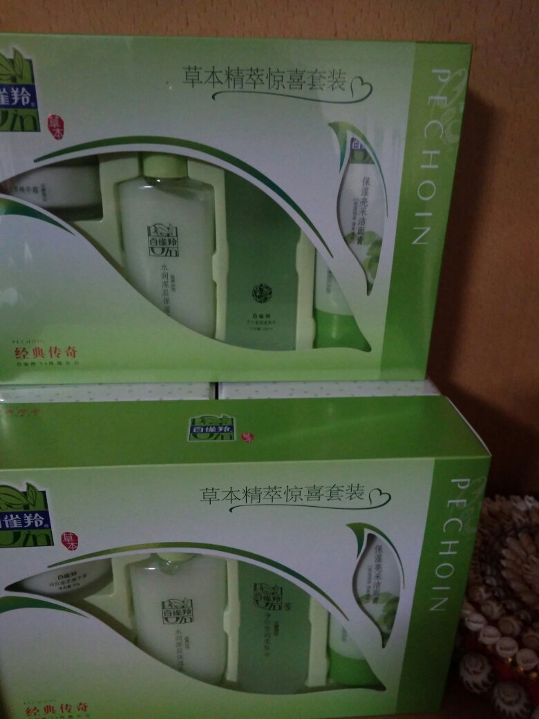 套装收到,用起来了,希望能有比较好意思效果啊,双十一买的,应该价格还算比较划算吧。