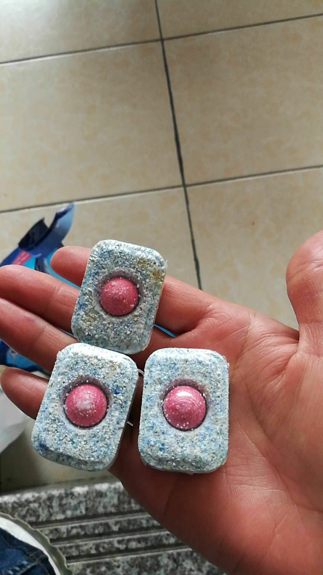 一开始没立刻打开看,因为家里原先买的还有,这些就放在柜子里。现在一看,全发霉,,你就卖这些玩意?