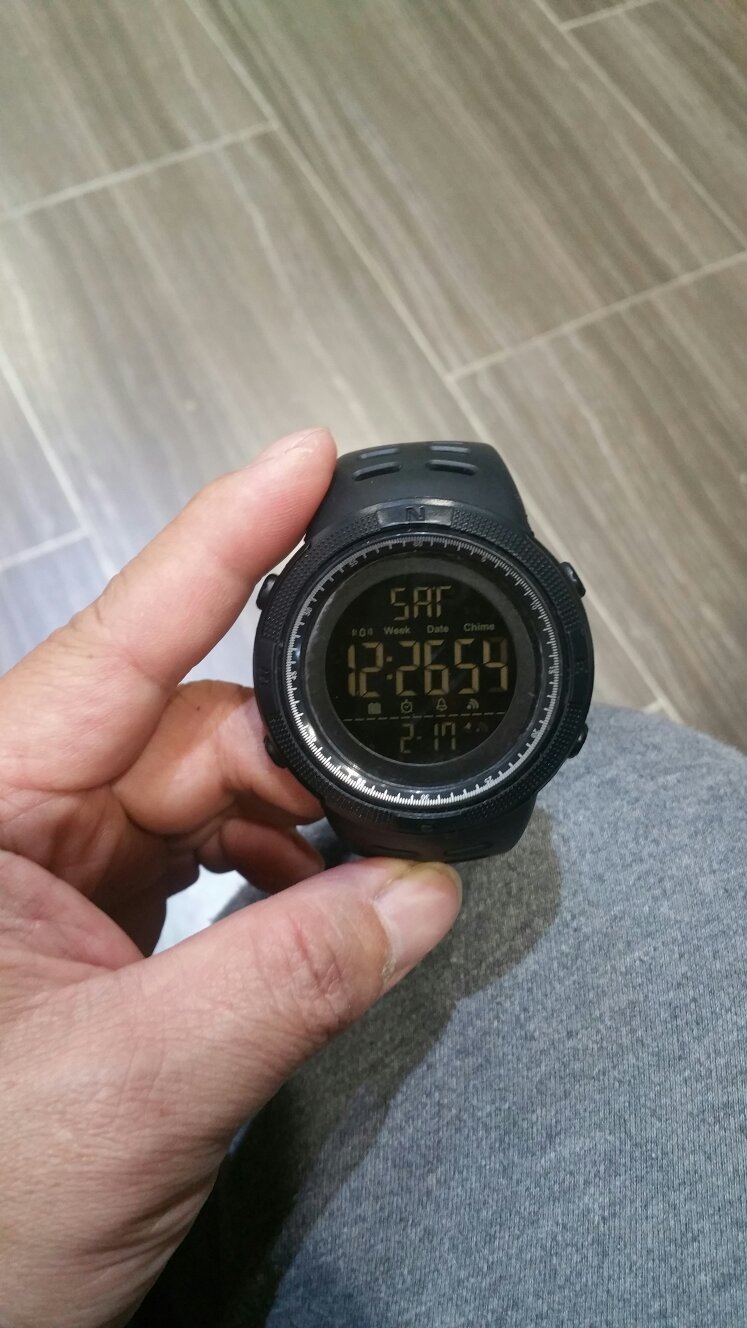 做工比不错,分量很轻,塑料表带的扣眼设计太没档次了。蓝牙链接很灵敏,操作也方便。就是液晶屏数字显示是金色的,很暗不醒目!弱光下很难看清时间!背景光的颜色很浅照明很暗,只有两三秒,黑暗处开启来不及切换看其他数字就灭了,很不好用!计步和卡路里,里程都不能手动清零,只能等第二天再重新从零开始!来电,短信提醒声音很小,在室外不注意也听不到,还不如靠手机开铃声。下载的App太简单了,没啥功能内容。不过这表打折买的还算是便宜,一分钱一分货吧!