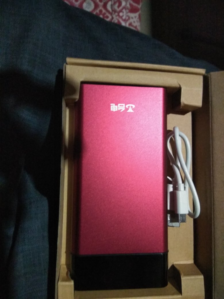刚收到货,从外形来看做工工艺相当漂亮,玫瑰红颜色我喜欢,就是充电线太短了,刚收到货还没有使用不知道质量如何。总体来说还是不错的先点个赞吧!