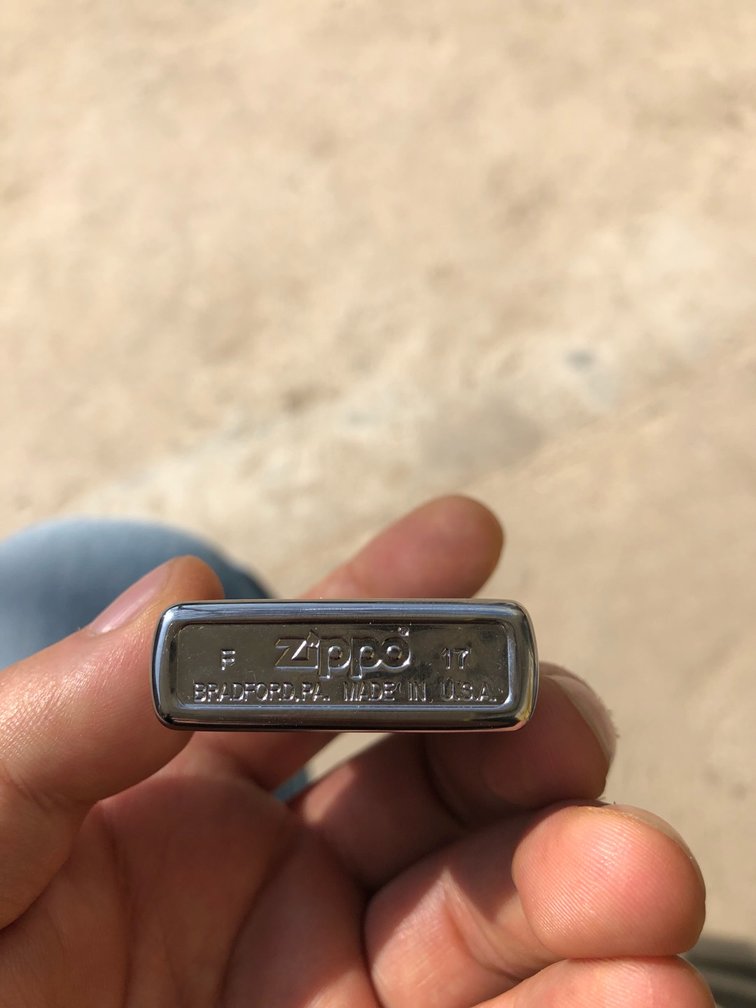 第一次在网上买打火机,应该是正品,质量没啥问题,做工也都可以挺细的,一直想买个四叶草的,现在终于如愿了。
