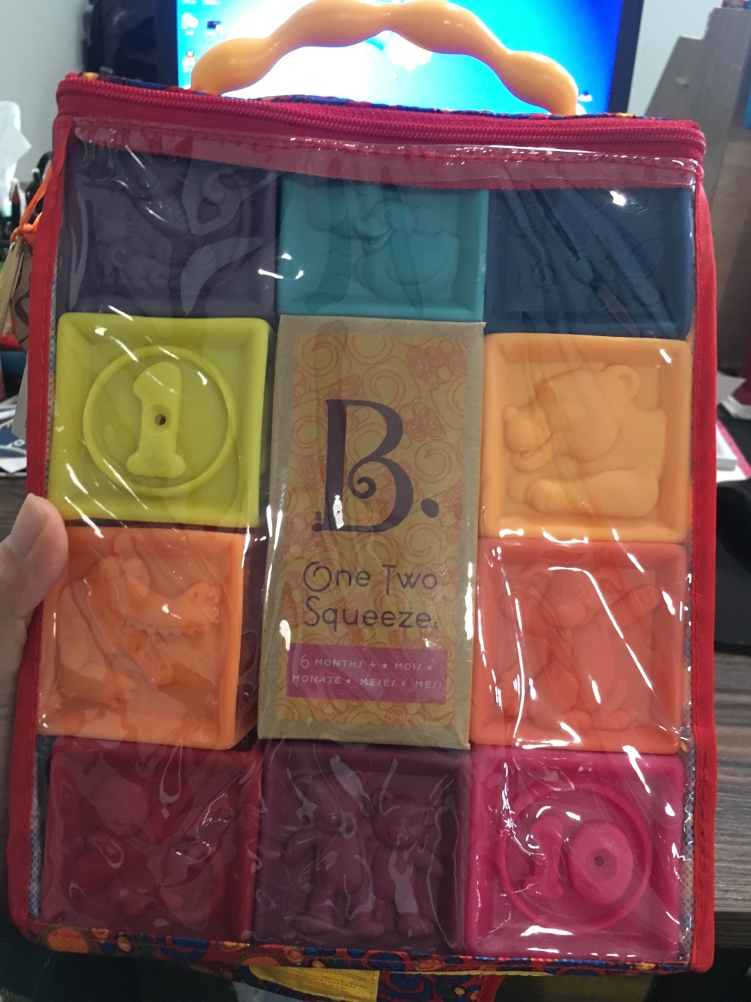 活动价买到比较合适,积木很软,块比较大,颜色也不错,就是包装差评,连个袋子都没有拿保鲜膜裹起来的简直了