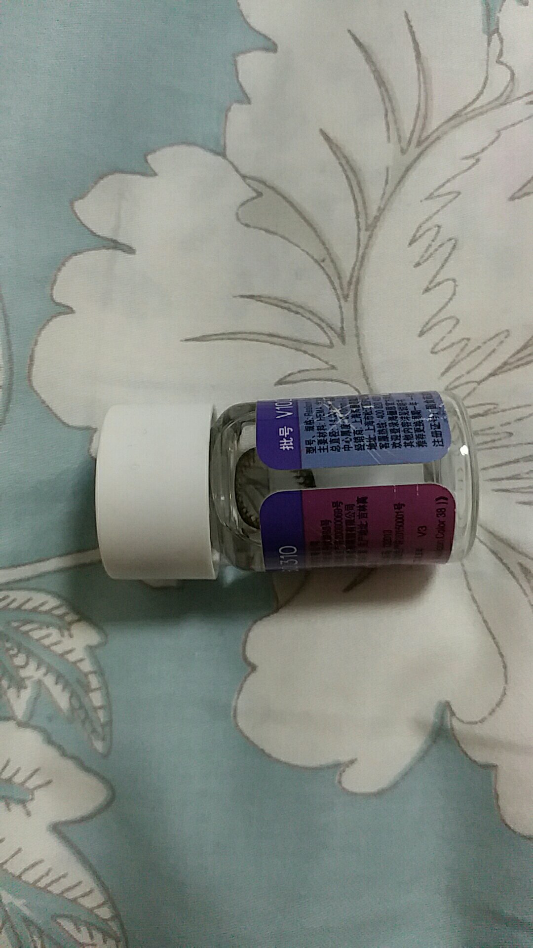 商品跟商品介绍不符,基弧是8.6的,厚度也是0.1的,带着有点不舒服,颜色也很深,没有图片看着那么浅