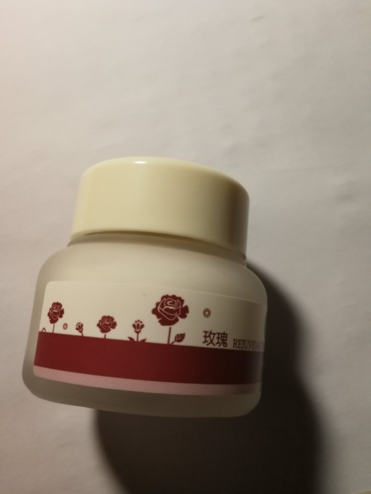 太喜欢玫瑰味的产品,所以,选了这一款面霜,用下来感觉很不错,很滋润