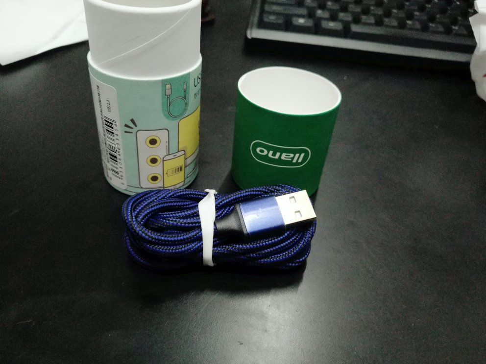 虽然包装简陋点了,线材也简单,束线带也没有,只有一个简单的皮筋,但还是好用够用,支持一加的快充,充电数据与一加原机线一致,好评吧,放车上用的