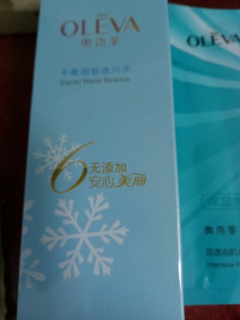 挂耳面膜很好用 就是感觉精华很少 但是应该是面膜大的原因 都在面膜纸里 敷完效果不错