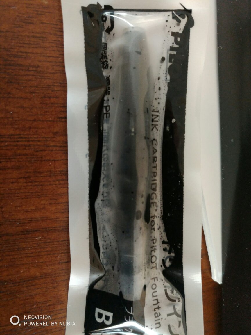 墨囊是漏的,好像客服听不懂话呀,说了无数次,没当是漏的,还在问到底是啥毛病。钢笔本身没有啥,没啥问题,但是墨囊是漏的,没法试