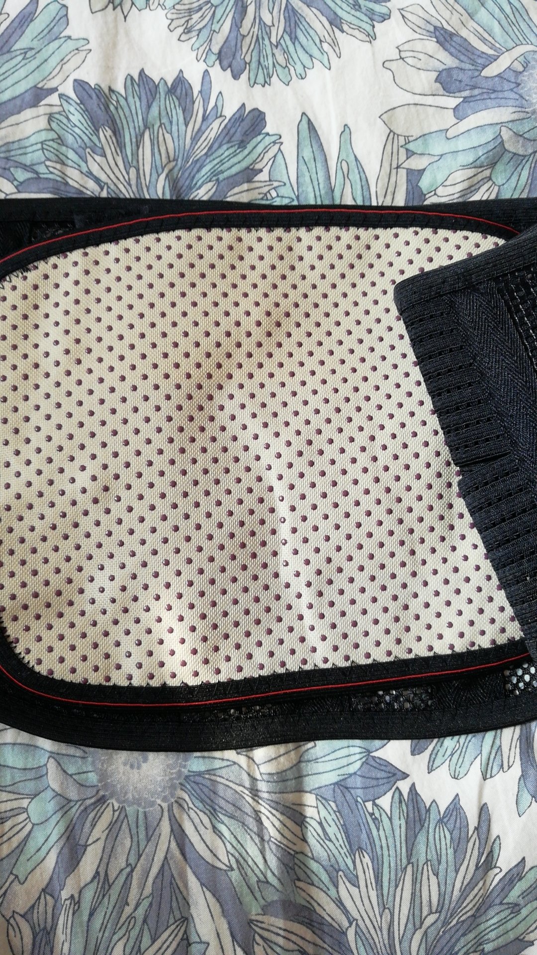 能自发热,感觉挺明显的。确实能支撑腰部。带着很舒服