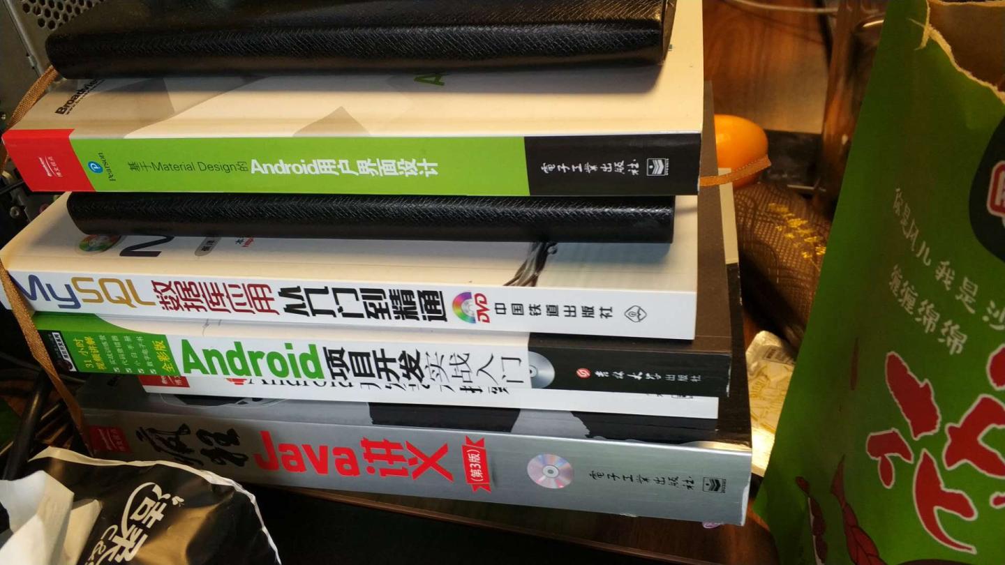 刚刚收到就迫不及待的打开了,一股油墨香散发出来,印刷质量很棒,外包装也很结实,快递也很给力,一口气买了好几本其他的一起送到了,很满意。