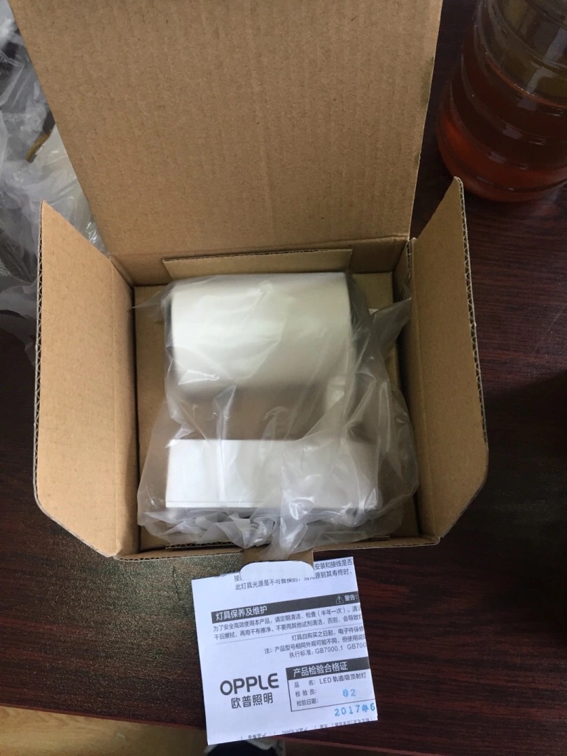 好安装 好调整角度 外形秀丽 光色柔和