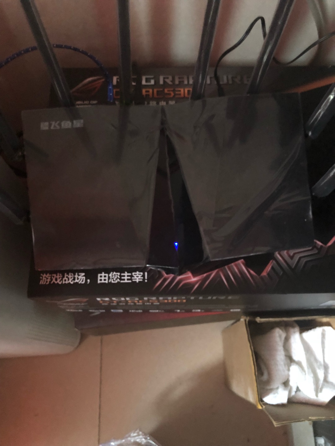 飞鱼星G7与其说是一款路由器,不如说是一款优秀的带走无线功能的交换机。他的单线四拨是好使的。首先,你需要确认你的光猫是百兆还是千兆还有网线。当这些都支持千兆的时候他的单线多拨才会起作用。注意!当你开启单线多拨时智能流控要关闭。如果开启是无法达到真正的满速状态。其次双MTK的方案虽然不如博通的4709以上的路由器。通过实测也差球不多!这是你就要考虑你真的想要用3倍的价格去买一个博通或者是高通方案的路由器吗?我觉得。这款路由器最好的定位就是光猫单千兆口的用户。千兆口接飞鱼星G7开多拨已达到最大的速率带宽。下层接梅林路由器。把F7当做单线多拨交换机使用。梅林路由器的QOS做流控!这是我目前能想到的最好方案。试想一下,公司网络专线100兆要1万左右。不如上普通的家用网络,200兆宽带。配合G7可以达到60兆左右的下载个上传。提供给大家我的测试图片。还有WIFI强度。我跟大家说这个是国家有标准的。不要看路由器有多少根天线要看实际用到了多少根。G7的8根天线都是目前最顶级的4×4mimo技术。信号强度用天线来的提升微乎其微。澳大利亚地区的信号强度最高。美国其次。这是这都是超标准的。而且就算有信号,