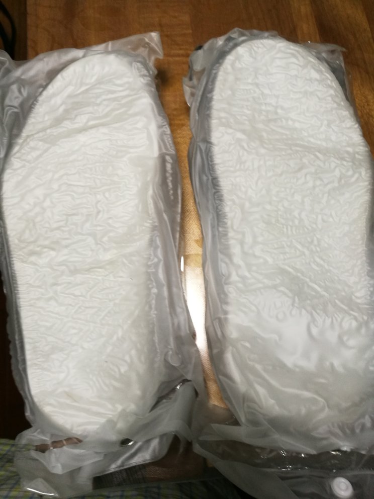 面料不错,试了试,一定要先把鞋放进去,再把脚伸进去,连鞋进去,不容易套上。很好。