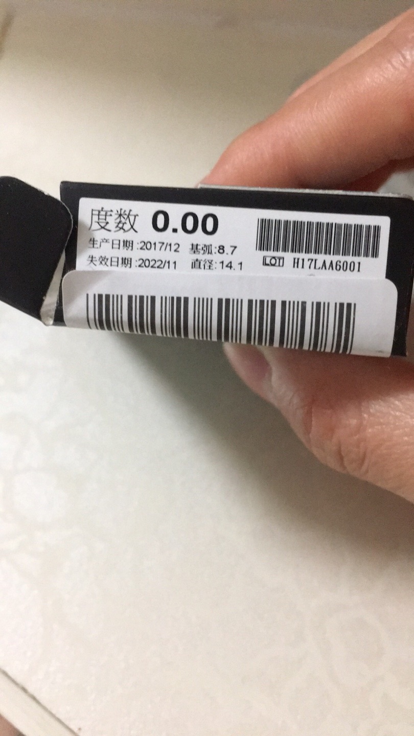 竟然买错度数了,但是来回调换太麻烦了,就留着了,准备找个不近视的人送给她。客服不错,说可以申请调换