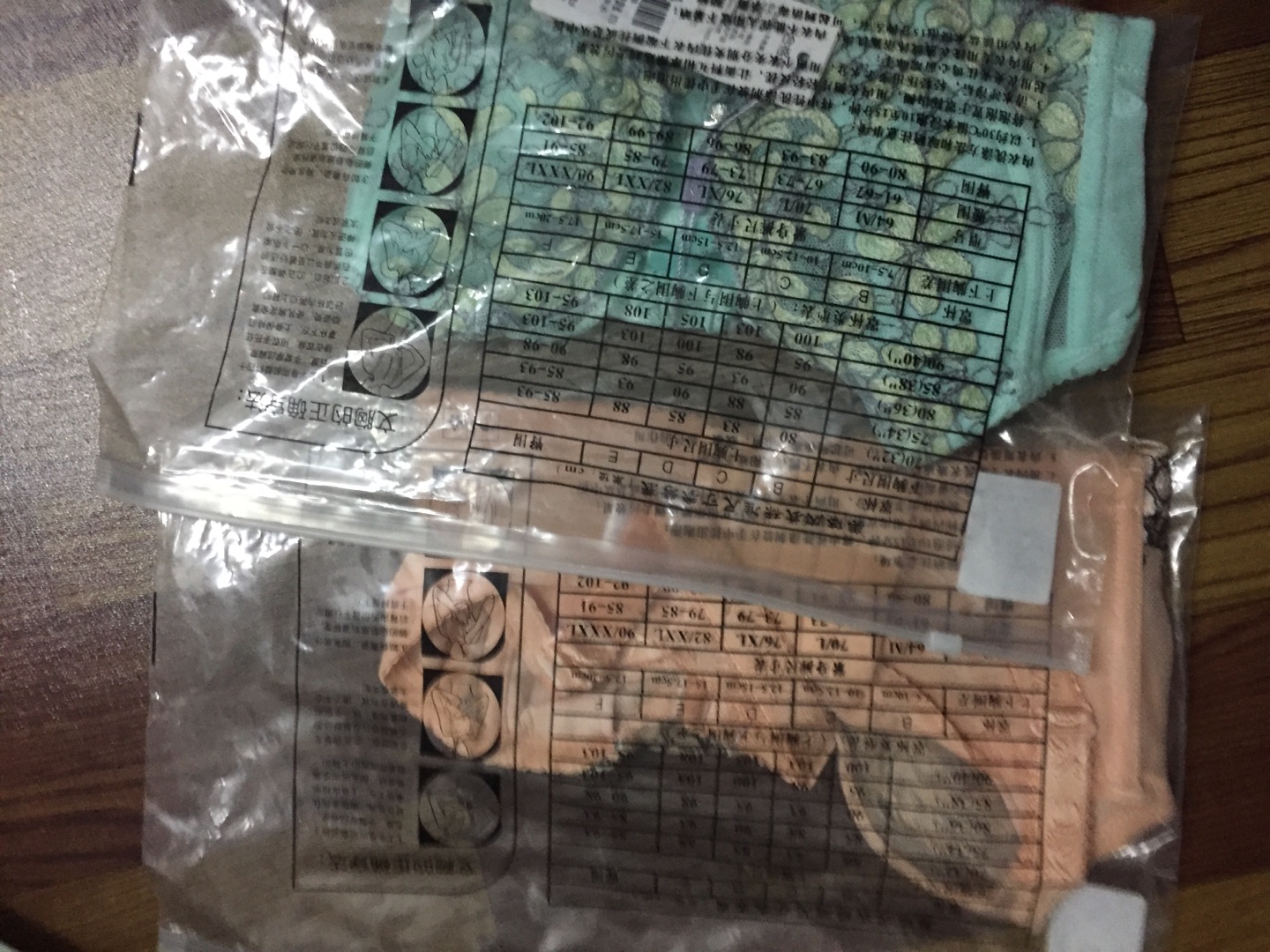 颜色没有看上去的鲜艳好看,实物很廉价的感觉。很多衣服没胸才好看,买这个内衣是为了显胸小,结果这效果没有倒是勒着难受,穿上衣服显得胸型很难看。懒得换了,放着放减肥的动力!
