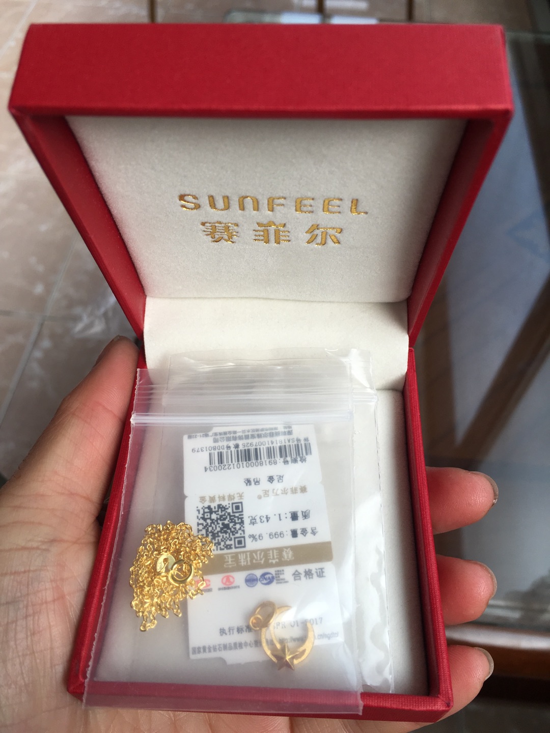 是我喜欢的款式,相信自营的品质。最近气候不好,但配送还是及时,给快递小哥点赞。